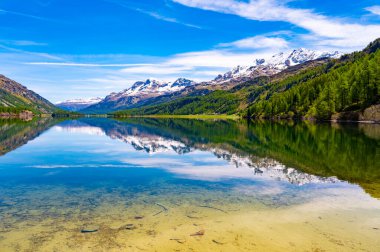 Engadine, İsviçre, Sils Maria Gölü, Isola köyü, yazın fotoğraflandı..