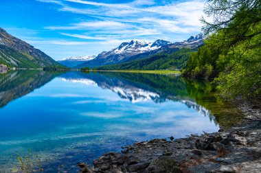 Engadine, İsviçre, Sils Maria Gölü, Isola köyü, yazın fotoğraflandı..
