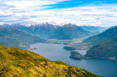 Como Gölü 'nün Panorama' sı, üzerindeki kasabaları ve dağları gösteriyor, Cremia dağlarındaki Alpe Pal 'de fotoğraflandı.,