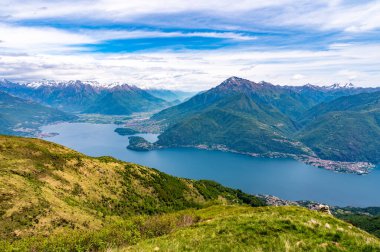Como Gölü 'nün Panorama' sı, üzerindeki kasabaları ve dağları gösteriyor, Cremia dağlarındaki Alpe Pal 'de fotoğraflandı.,