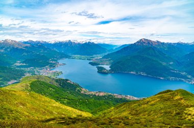Como Gölü 'nün Panorama' sı, üzerindeki kasabaları ve dağları gösteriyor, Cremia dağlarındaki Alpe Pal 'de fotoğraflandı.,