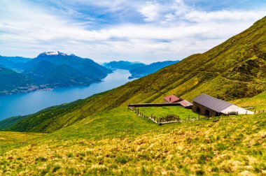 Como Gölü 'nün Panorama' sı, üzerindeki kasabaları ve dağları gösteriyor, Cremia dağlarındaki Alpe Pal 'de fotoğraflandı.,