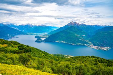 Como Gölü 'nün Panorama' sı, üzerindeki kasabaları ve dağları gösteriyor, Cremia dağlarındaki Alpe Pal 'de fotoğraflandı.,