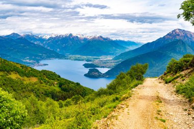 Como Gölü 'nün Panorama' sı, üzerindeki kasabaları ve dağları gösteriyor, Cremia dağlarındaki Alpe Pal 'de fotoğraflandı.,