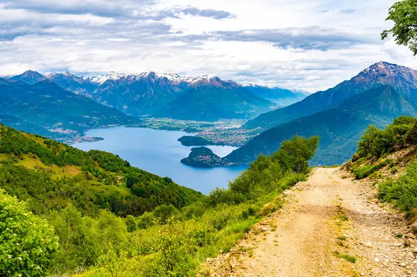 Como Gölü 'nün Panorama' sı, üzerindeki kasabaları ve dağları gösteriyor, Cremia dağlarındaki Alpe Pal 'de fotoğraflandı.,