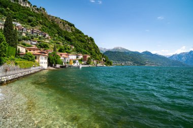 Como Gölü manzarası, kuzeye doğru, Musso 'dan, Alplerle, köylerle ve Valtellina dağlarıyla.