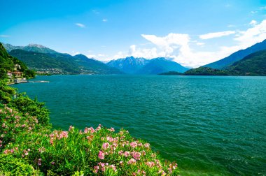 Como Gölü manzarası, kuzeye doğru, Musso 'dan, Alplerle, köylerle ve Valtellina dağlarıyla.