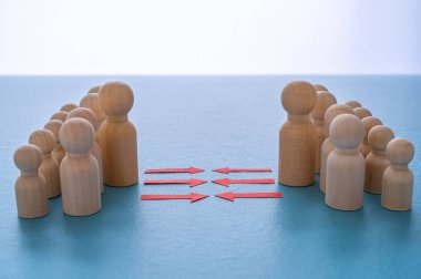 İnsanlar ve gruplar arasındaki savaş kavramı. Tahta figürler karşı karşıya iki grup halinde toplandı..