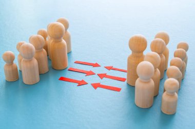 İnsanlar ve gruplar arasındaki savaş kavramı. Tahta figürler karşı karşıya iki grup halinde toplandı..