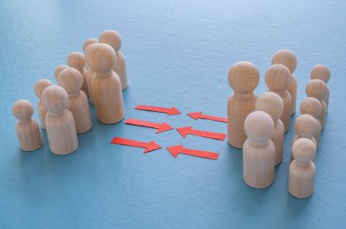 İnsanlar ve gruplar arasındaki savaş kavramı. Tahta figürler karşı karşıya iki grup halinde toplandı..