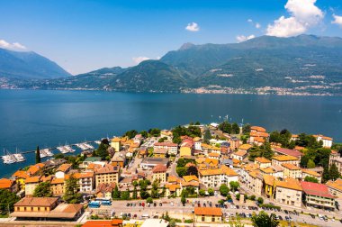 Como Gölü 'ndeki binaları ve göl kenti Bellano' nun panoraması..