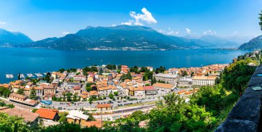 Como Gölü 'ndeki binaları ve göl kenti Bellano' nun panoraması..