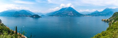 Como Gölü 'ndeki Panorama' da Tremezzina, Bellagio, Varenna ve onları gören dağlarla birlikte akşam saatlerinde fotoğraflandı..