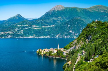 Como Gölü 'ndeki Varenna kasabası ve Vezio Şatosu uzaktan fotoğraflandı..