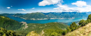 Como Gölü 'nün Panorama' sı, Legnoncino Dağı 'ndan çekilmiş, dağların ve göl kenarındaki köylerin manzarası var..
