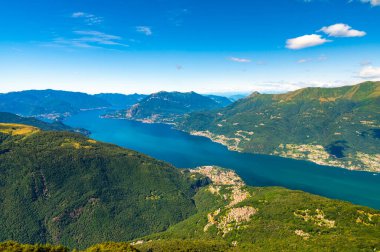 Como Gölü 'nün Panorama' sı, Legnoncino Dağı 'ndan çekilmiş, dağların ve göl kenarındaki köylerin manzarası var..