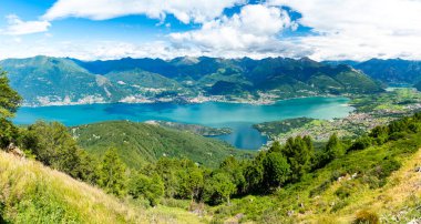 Como Gölü 'nün Panorama' sı, Legnoncino Dağı 'ndan çekilmiş, dağların ve göl kenarındaki köylerin manzarası var..