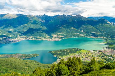 Como Gölü 'nün Panorama' sı, Legnoncino Dağı 'ndan çekilmiş, dağların ve göl kenarındaki köylerin manzarası var..