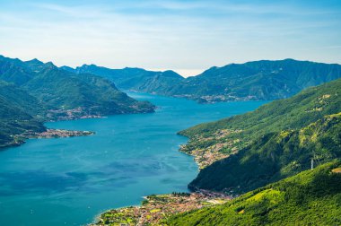 Yukarıdan Como Gölü 'nün panoraması, Alpe Motta, Peglio' da, dağların ve göl kenarındaki köylerin manzarası ile çekildi..