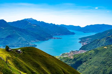 Yukarıdan Como Gölü 'nün panoraması, Alpe Motta, Peglio' da, dağların ve göl kenarındaki köylerin manzarası ile çekildi..