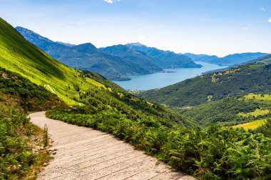 Yukarıdan Como Gölü 'nün panoraması, Alpe Motta, Peglio' da, dağların ve göl kenarındaki köylerin manzarası ile çekildi..