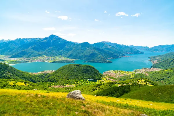 Yukarıdan Como Gölü 'nün panoraması, Alpe Motta, Peglio' da, dağların ve göl kenarındaki köylerin manzarası ile çekildi..