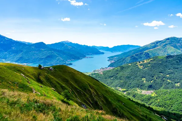 Yukarıdan Como Gölü 'nün panoraması, Alpe Motta, Peglio' da, dağların ve göl kenarındaki köylerin manzarası ile çekildi..