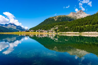 Gölün manzarası ve Silvaplana köyü, bir yaz günü, ve etrafındaki dağlar.