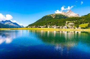Gölün manzarası ve Silvaplana köyü, bir yaz günü, ve etrafındaki dağlar.