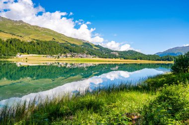 Gölün manzarası ve Champfer köyü, bir yaz günü, ve etrafındaki dağlar..