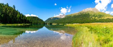 Gölün manzarası ve Champfer köyü, bir yaz günü, ve etrafındaki dağlar..