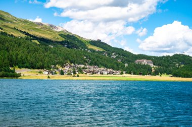 Gölün manzarası ve Champfer köyü, bir yaz günü, ve etrafındaki dağlar..