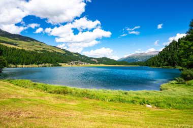 Gölün manzarası ve Champfer köyü, bir yaz günü, ve etrafındaki dağlar..