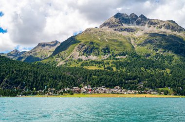 Gölün manzarası ve Silvaplana köyü, bir yaz günü, ve etrafındaki dağlar.