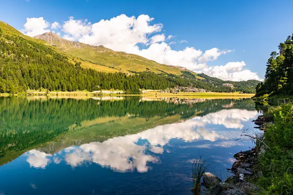 Gölün manzarası ve Champfer köyü, bir yaz günü, ve etrafındaki dağlar..