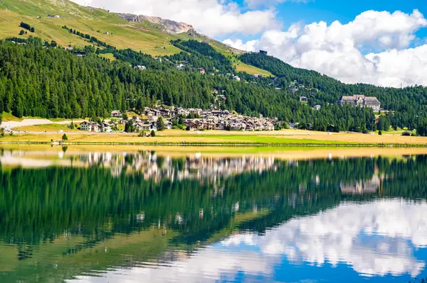 Gölün manzarası ve Champfer köyü, bir yaz günü, ve etrafındaki dağlar..