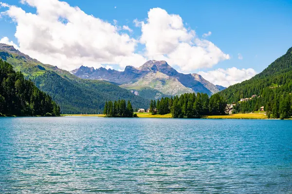 Gölün manzarası ve Silvaplana köyü, bir yaz günü, ve etrafındaki dağlar.