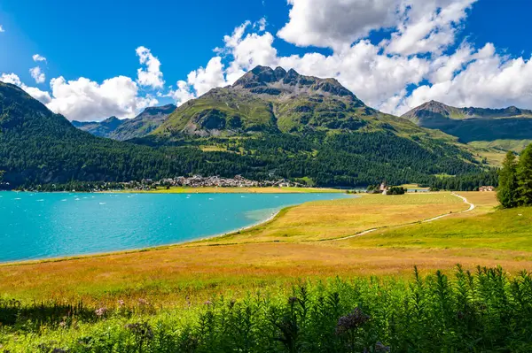 Gölün manzarası ve Silvaplana köyü, bir yaz günü, ve etrafındaki dağlar.