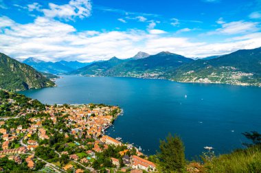Como Gölü 'nün Panorama' sı, Croce köyünden Menaggio kasabası ve tepesindeki dağlarla fotoğraflandı..