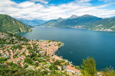 Como Gölü 'nün Panorama' sı, Croce köyünden Menaggio kasabası ve tepesindeki dağlarla fotoğraflandı..