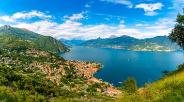 Como Gölü 'nün Panorama' sı, Croce köyünden Menaggio kasabası ve tepesindeki dağlarla fotoğraflandı..