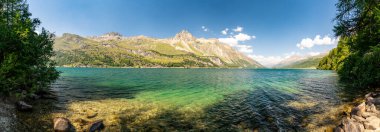 Yazın Sils Gölü 'nün panoramik manzarası ve Isola köyü, çevresindeki dağlarla birlikte..