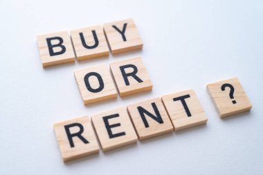 Beyaz arka planda tahta alfabeyle yazılmış bir metin al ya da kirala. Kiralama ve satın alma arasında seçim.