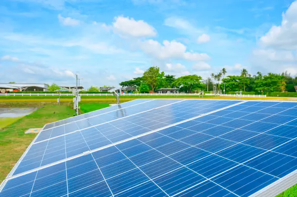 米の緑地と太陽電池パネルは 水ポンプのためのエネルギーを作りました クリーンエネルギー Bcg経済モデル — ストック写真