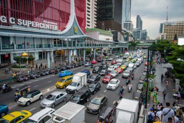 Tayland 'ın Bangkok şehrinde Pratunam bölgesinde, içinde araba ve motosiklet bulunan bir yol ve trafik. Tayland, Bangkok, Aralık 2022
