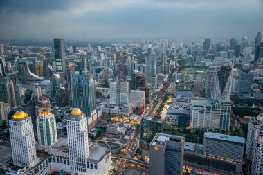 Bangkok şehrinin manzarası ve Skyline 'ı Tayland' ın Bangkok kentindeki Baiyoke Sky Otel Kulesi 'ne bakıyor. Tayland, Bangkok, Aralık 2022