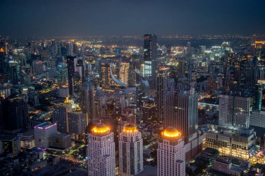 Bangkok şehrinin manzarası ve Skyline 'ı Tayland' ın Bangkok kentindeki Baiyoke Sky Otel Kulesi 'ne bakıyor. Tayland, Bangkok, Aralık 2022