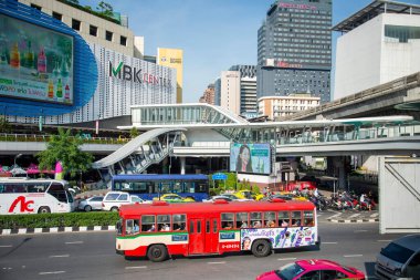 Tayland 'ın Bangkok kentindeki Siyam Meydanı' nda bir halk otobüsü. Tayland, Bangkok, Aralık 2022