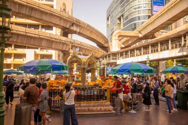 Tayland 'ın Bangkok şehrindeki Erawan Tapınağı. Tayland, Bangkok, Aralık 2022