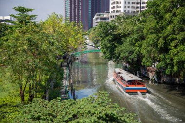 Tayland 'ın Bangkok kentindeki Klong Saen Saeb Nehri' nde bir toplu taşıma teknesi. Tayland, Bangkok, Aralık 2022